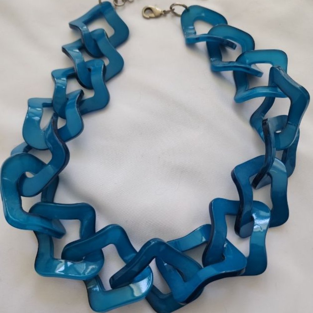 ZENZII LUCITE LINK NECKLACE - STEEL BLUE